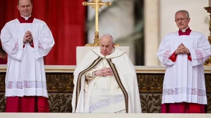 Papa Francisco durante celebração da missa de Páscoa neste domingo (31)