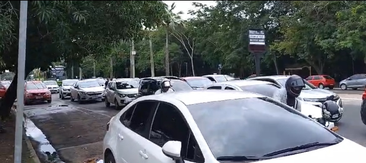 Paralisação de motoristas de aplicativo em frente a Alepi