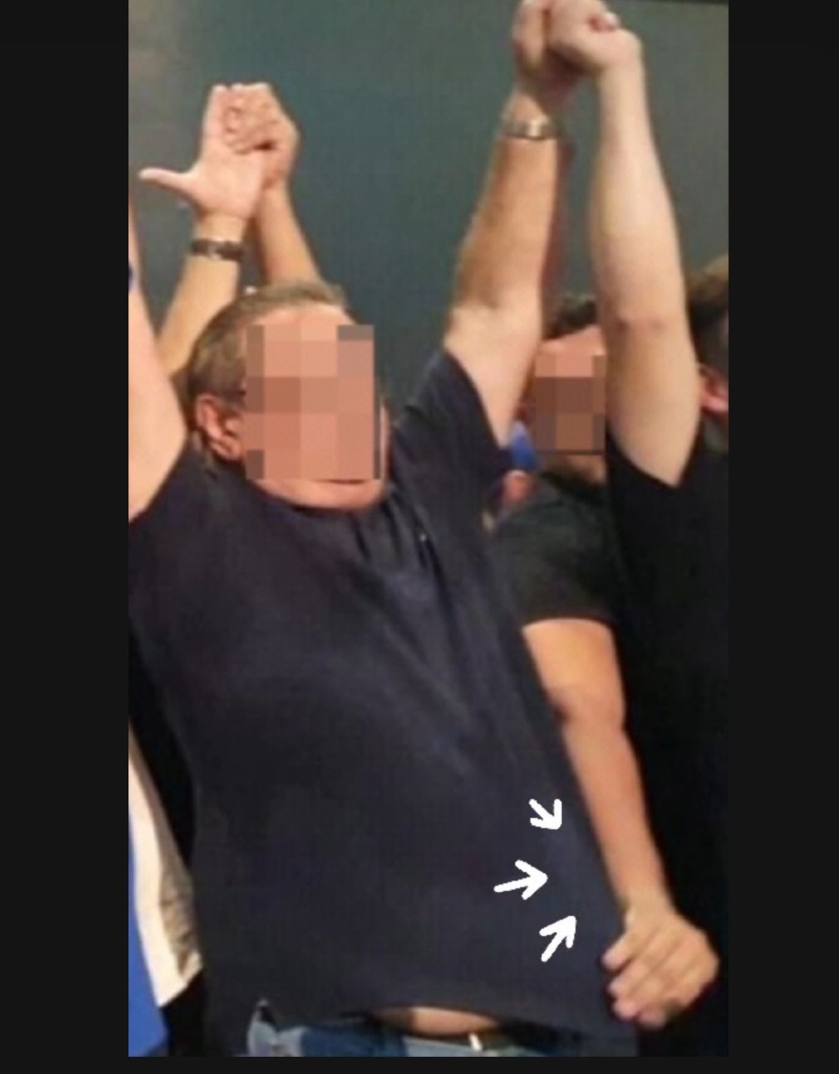 Quando o assessor passa da conta: olha aí um babão evitando que a camisa do chefe não mostre a barriga