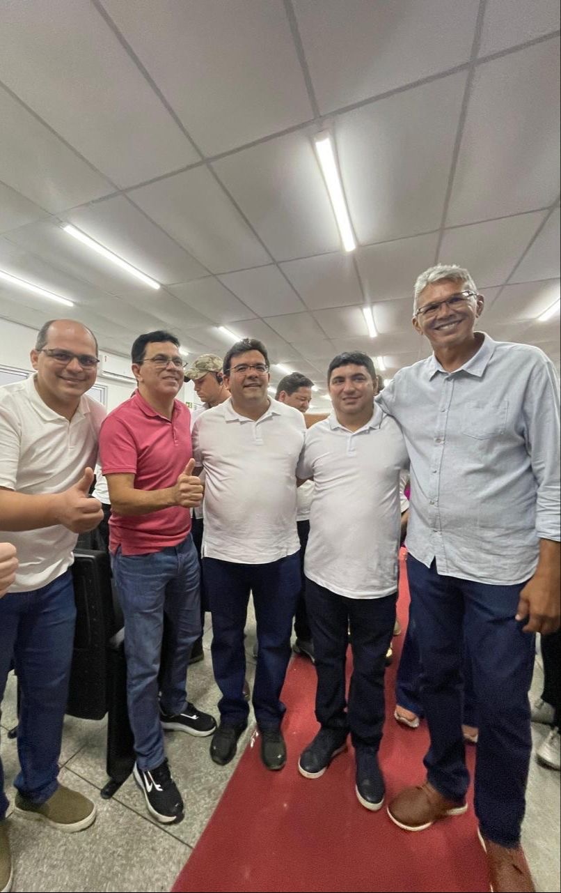 Queiroz recebendo apoio de Zé Santana e do governador Rafael