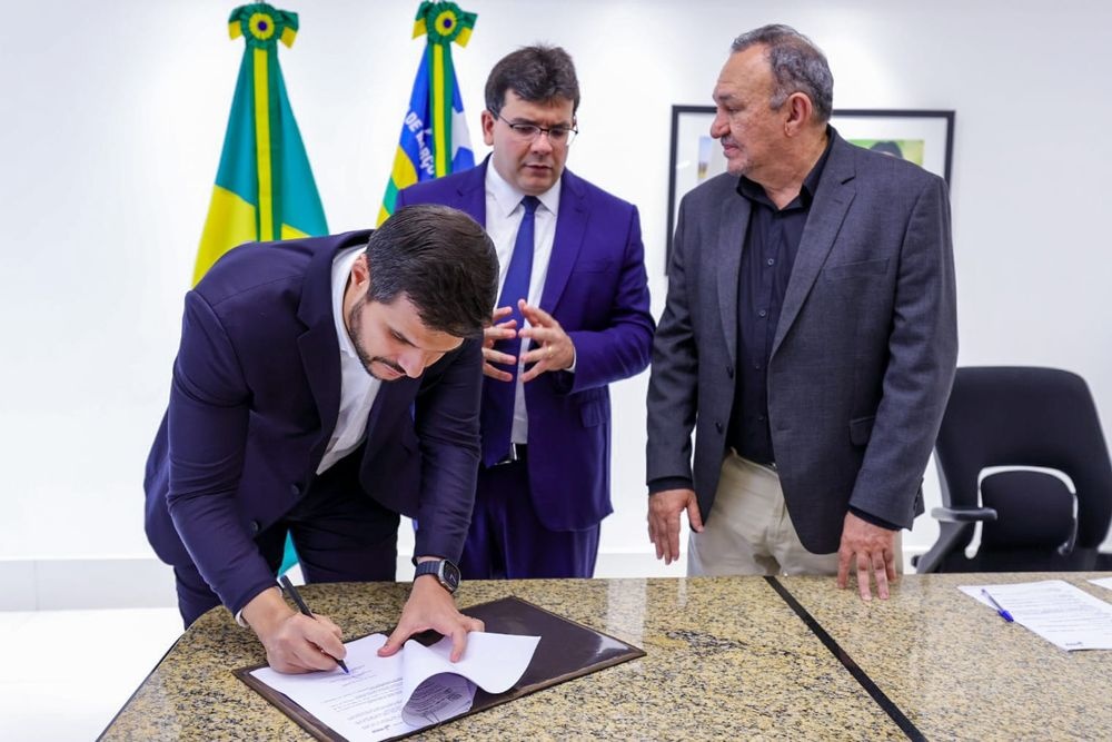 Rafael Fonteles assina autorização para lançamento de edital do Programa de Bolsa de Iniciação Científica Júnior (PIBIC-Jr)