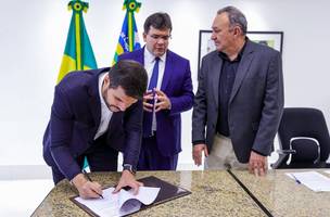 Rafael Fonteles assina autorização para lançamento de edital do Programa de Bolsa de Iniciação Científica Júnior (PIBIC-Jr) (Foto: Reprodução / Governo do Piauí)