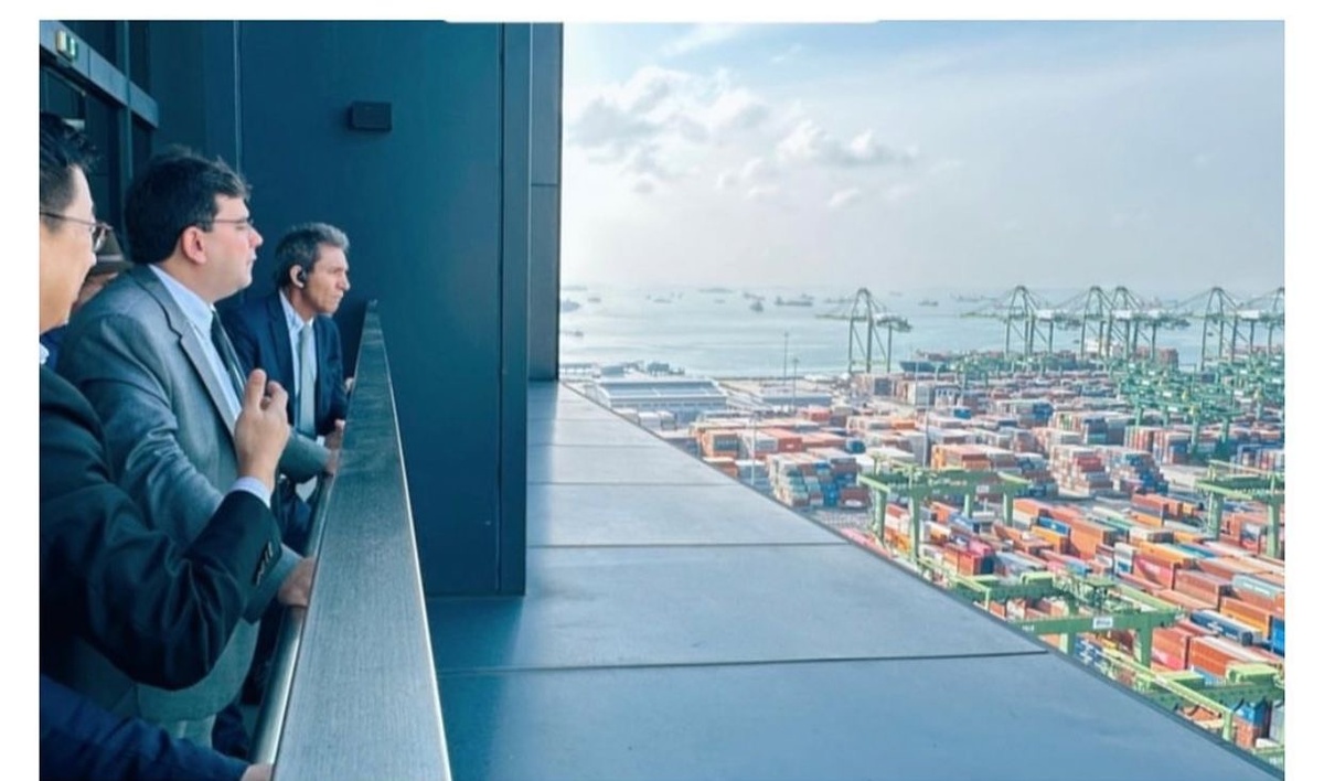 Rafael Fonteles e o desembargador Arnaldo Boson, do TRT-PI no porto marítimo de Singapura