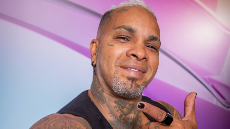 Rodriguinho, conhecido pela voz de "Tô Te Filmando", continua marcando sua jornada no reality mesmo após sua eliminação.