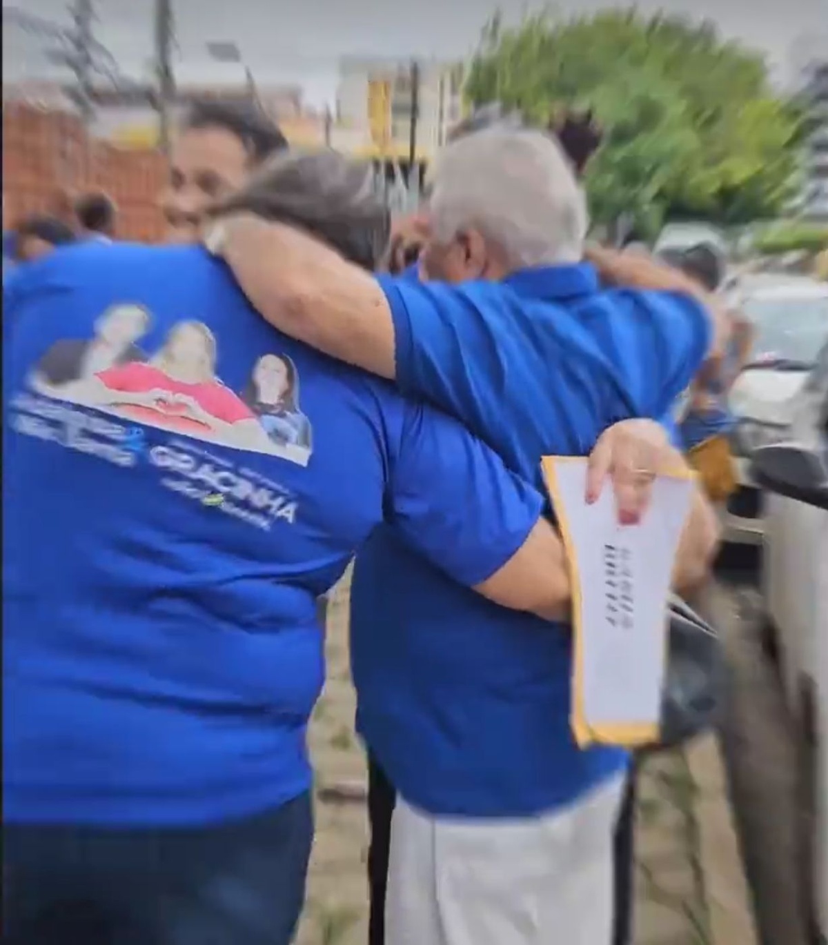 Veja a cena: essa mulher ao lado de Elmano Ferrer, é muito mais alta que ele. Mas o ex-senador, para abraçá-la, puxa-a para baixo, vergando-a a uma posição de risco pra coluna…