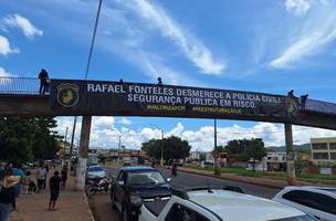 A faixa gigante que visa chamar a atenção do Nordeste para os problemas da polícia civil (Foto: Reprodução)