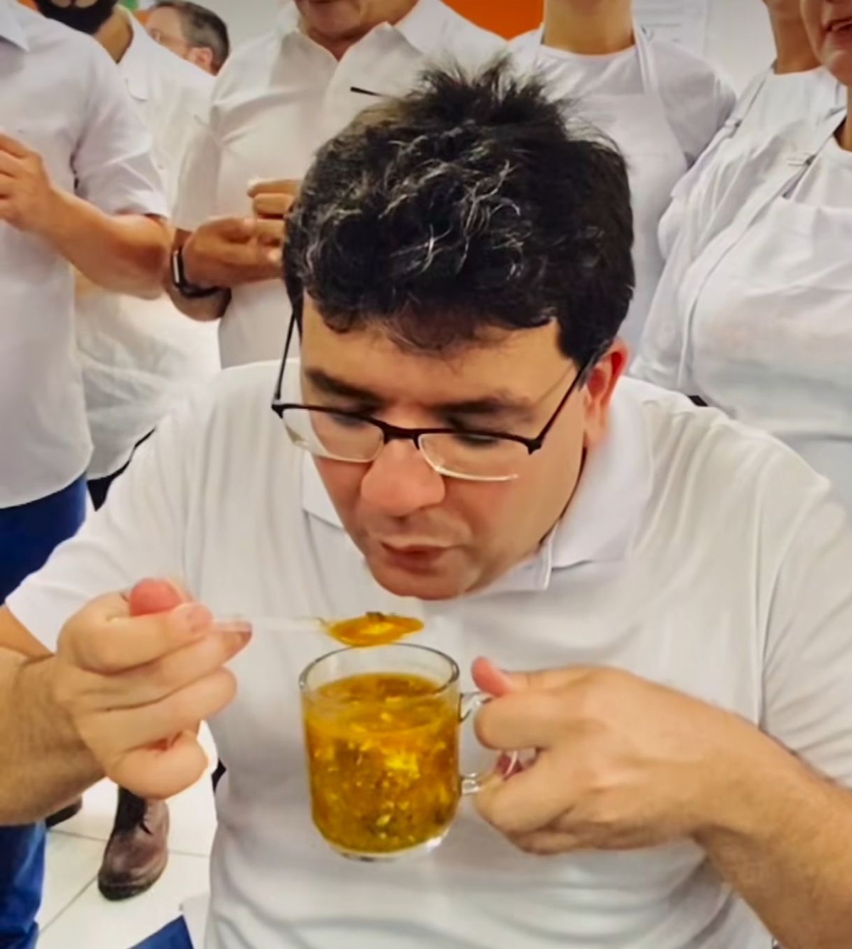 Alguém sabe se na comitiva do governador Rafael pelas cidades tem algum médico? Mesmo fora do peso Sua excelência come da panelada a carne gordurosa