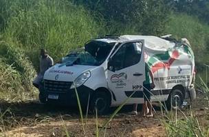 Ambulância de Manoel Emídio capota na estrada (Foto: Reprodução)