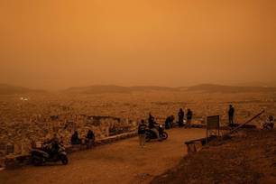 Atenas foi coberta pela poeira laranja do Saara (Foto: Reprodução)
