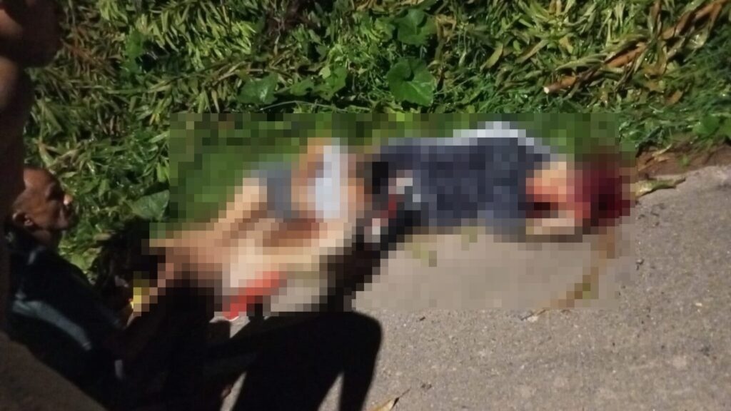 Casal é baleado em cima da motocicleta na porta de casa