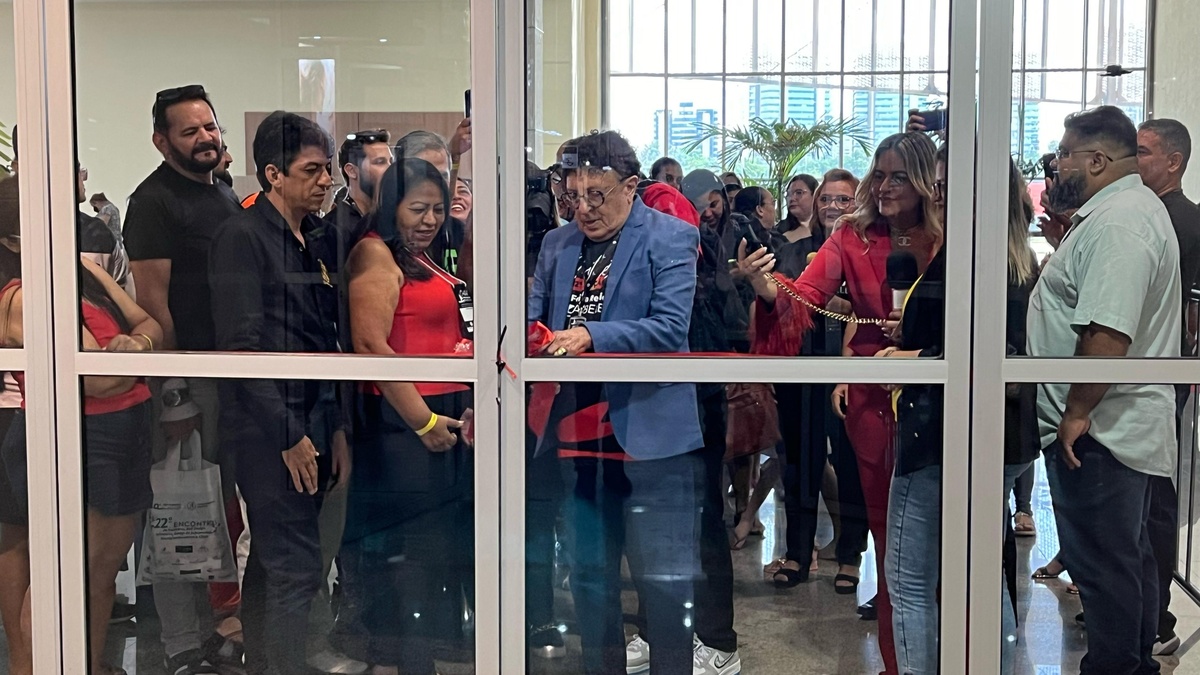 Corte da fita pelo presidente da ACEC, Gurgel do Amaral.