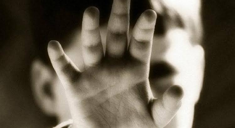 Criança é abusada pelo avô e mãe denúncia