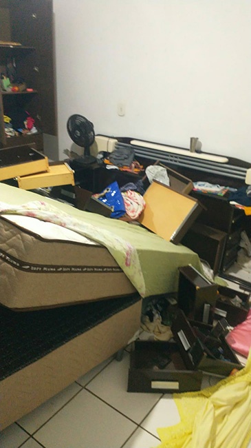 Criminosos reviraram os móveis da residência à procura de dinheiro