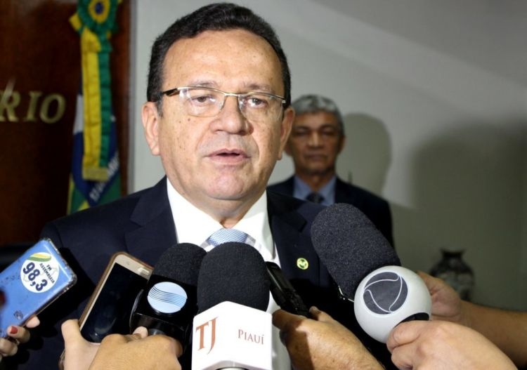 Desembargador Sebastião Ribeiro Martins assumiu a presidência do TRE-PI