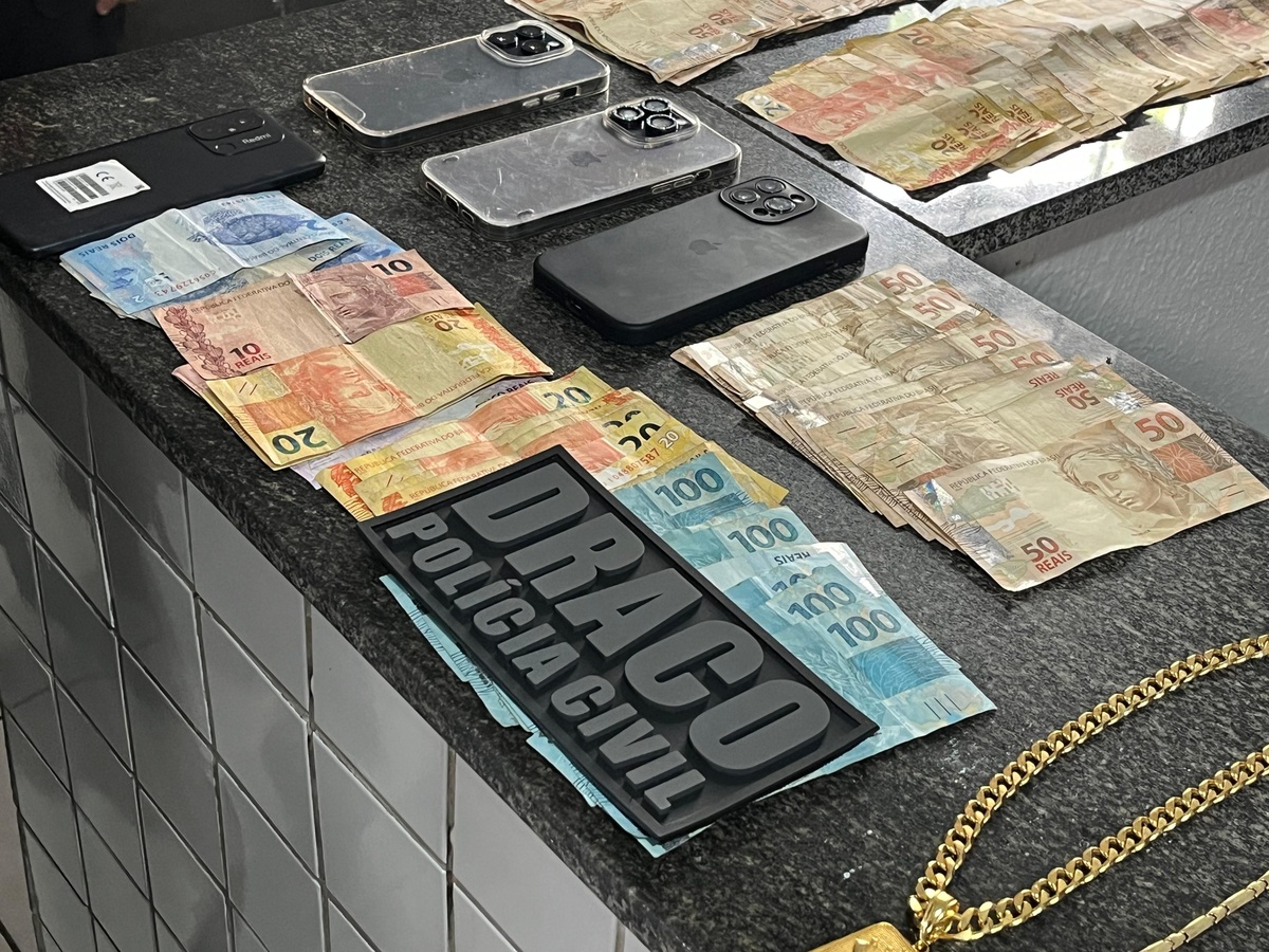 Dinheiro, joias e celulares também foram apreendidos