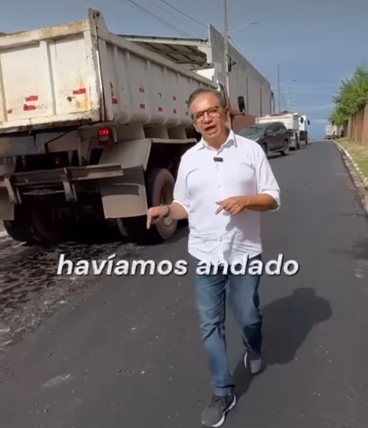 Dr Hélio o cavaleiro solitário é desconhecido tirando proveito do asfalto que o governo faz nas ruas de Parnaíba
