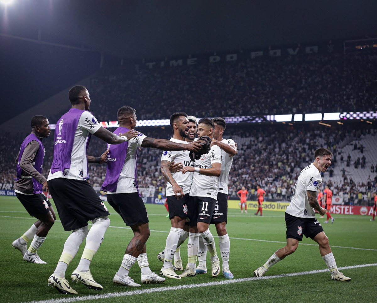 Em noite especial de Romero, Corinthians goleia Nacional-PAR por 4 a 0