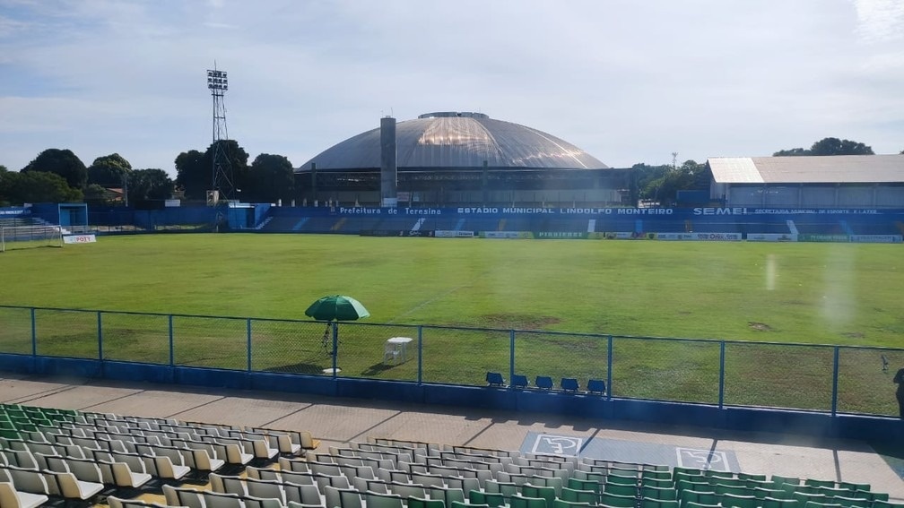 Estádio Lindolfo Monteiro