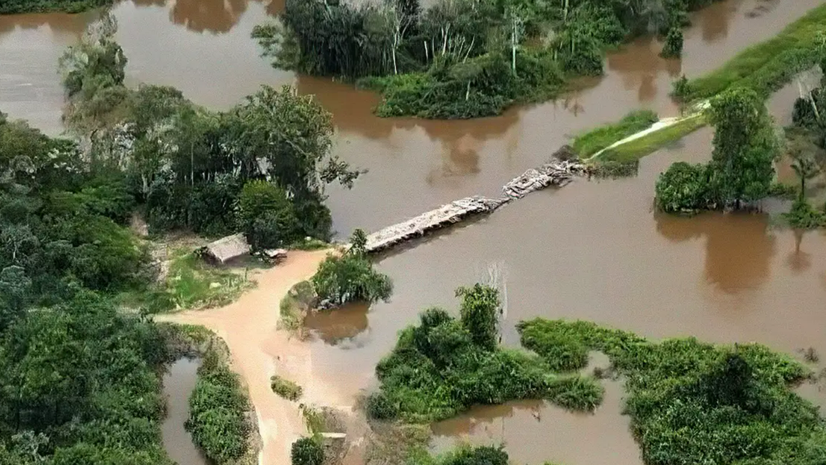 Foram usados explosivos para derrubarem a ponte.