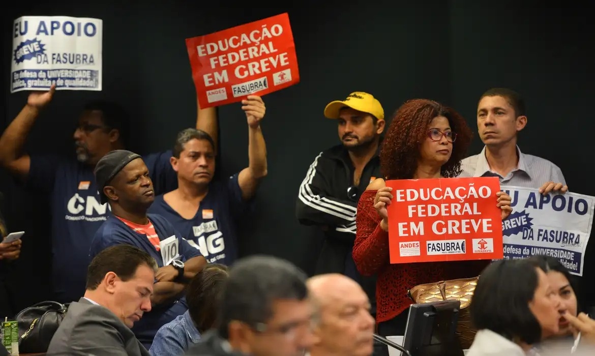 Greve dos servidores paralisam 360 unidades de ensino em 23 estados