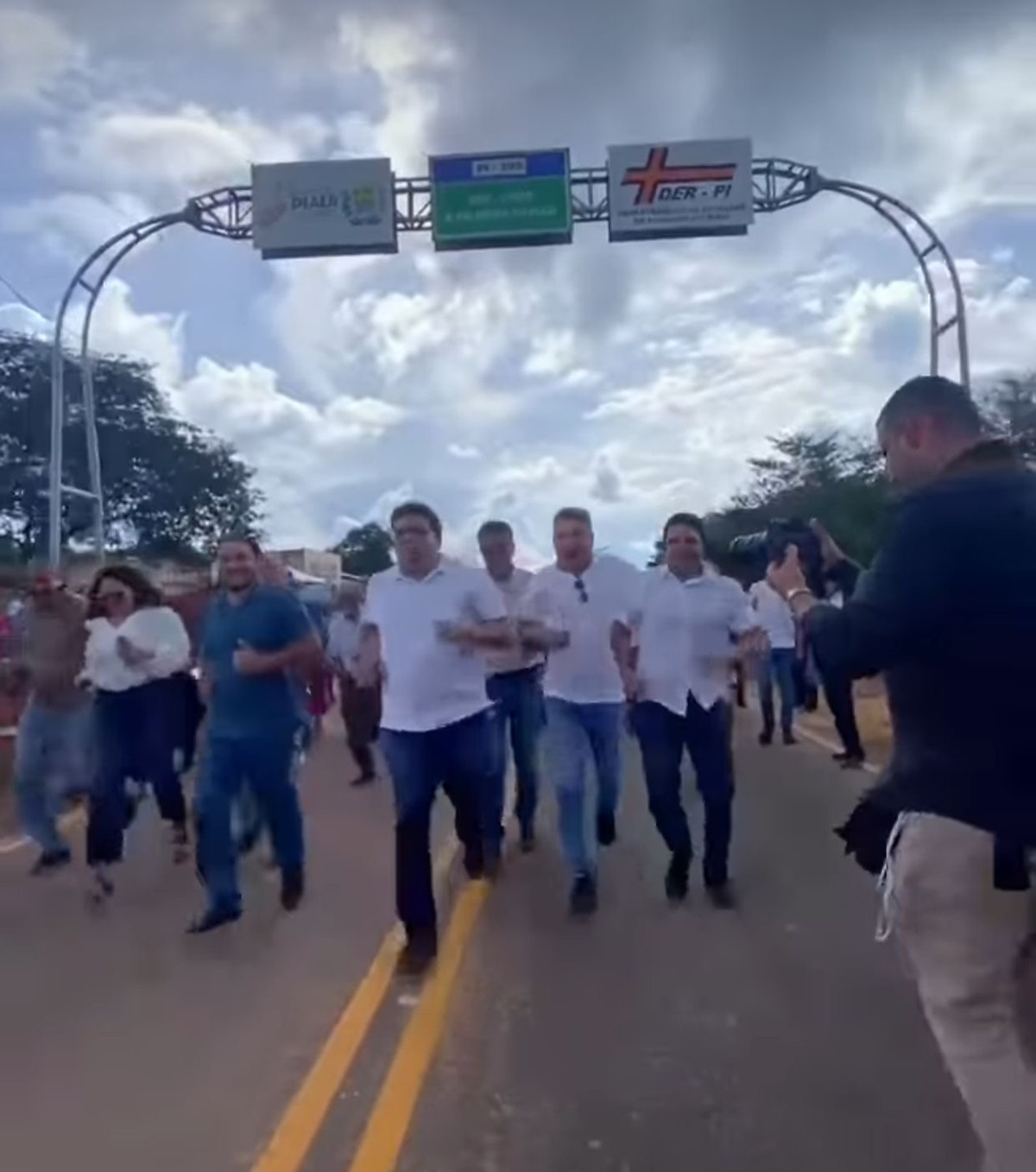 Há médicos e ambulância por perto nessas corridas que essas figuras fora do peso fazem pelo interior? Todo cuidado é pouco