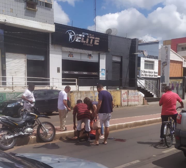 Homem atropela cachorro, cai da moto e bate cabeça no chão