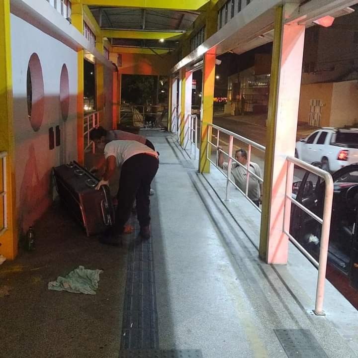 Homem é encontrado morto em uma parada de ônibus