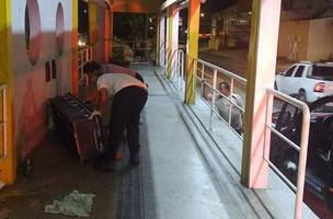 Homem é encontrado morto em uma parada de ônibus (Foto: Reprodução)