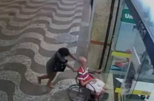 Imagem da mulher chegando no banco com Paulo (Foto: Reprodução)