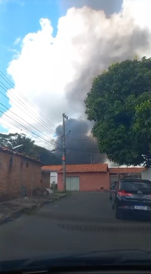 Incêndio em depósito de recicláveis