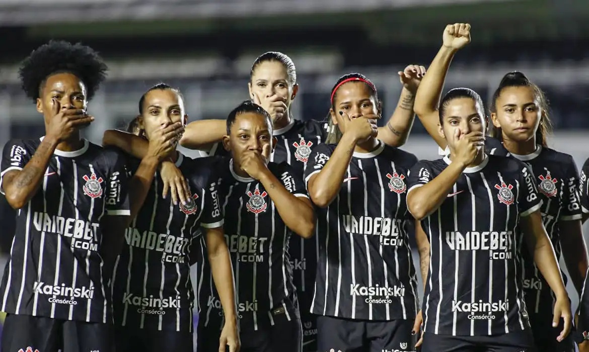 Jogadoras do Corinthians protestam contra a volta do técnico Kleiton Lima, acusado de assédio sexual, ao time rival, Santos
