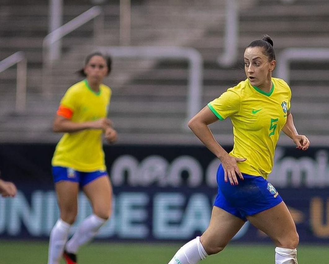 Luana Bertolucci, meio-campista da seleção brasileira.