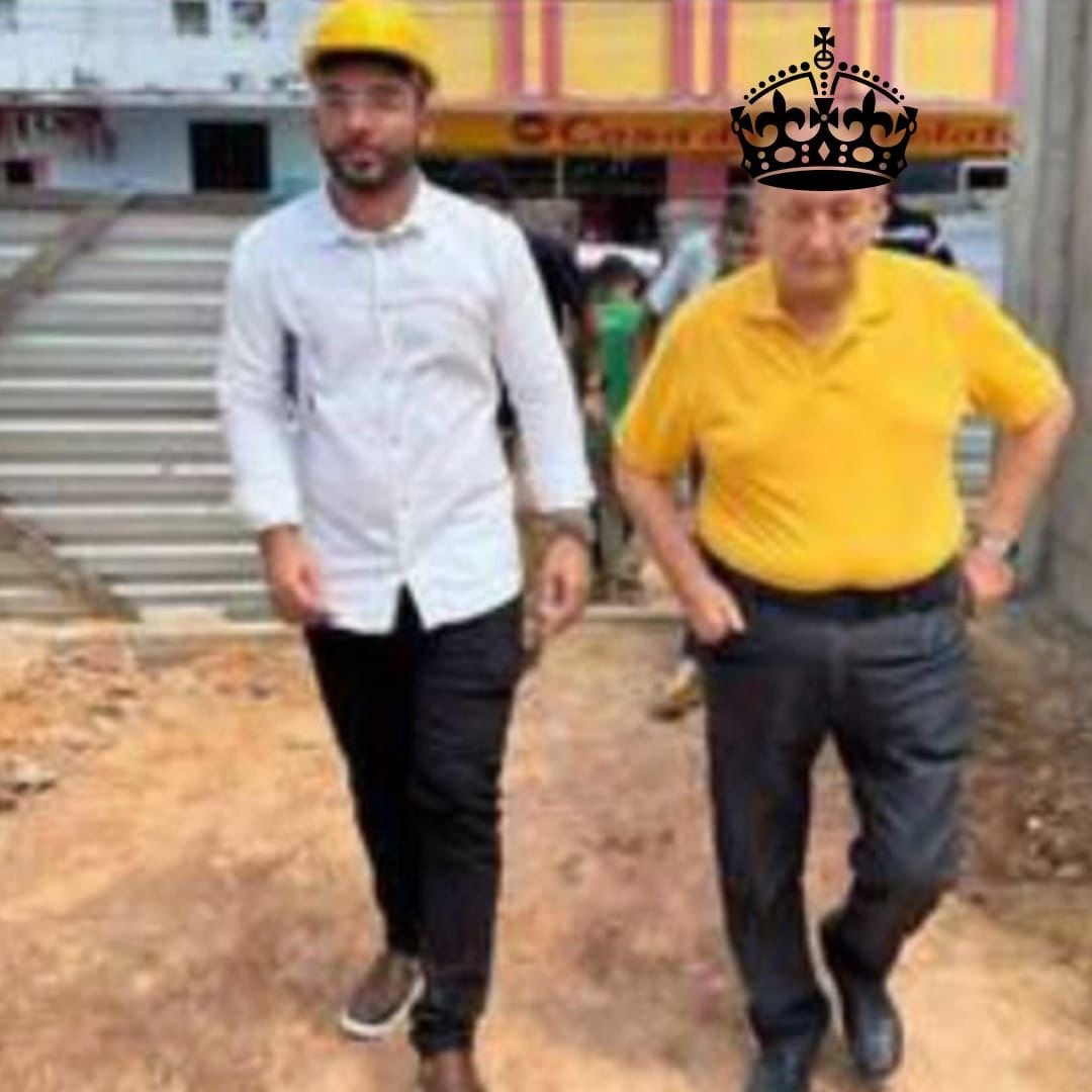 Mão Santa, o “monarca” que nada decide, andando na rua com o candidato a prefeito que a cidade não conhece