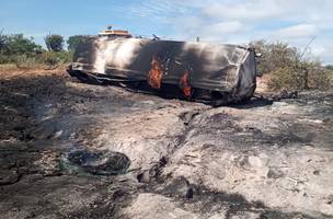 O Corpo de Bombeiros de São Raimundo Nonato foi acionado para fazer a contenção das chamas (Foto: Reprodução)