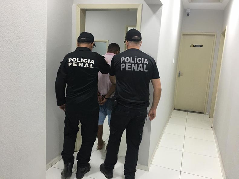 O homem foi detido com os ilícitos antes de adentrar a unidade