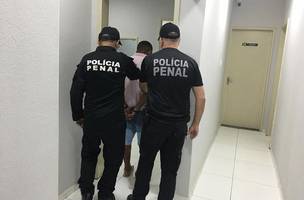 O homem foi detido com os ilícitos antes de adentrar a unidade (Foto: Divulgação)