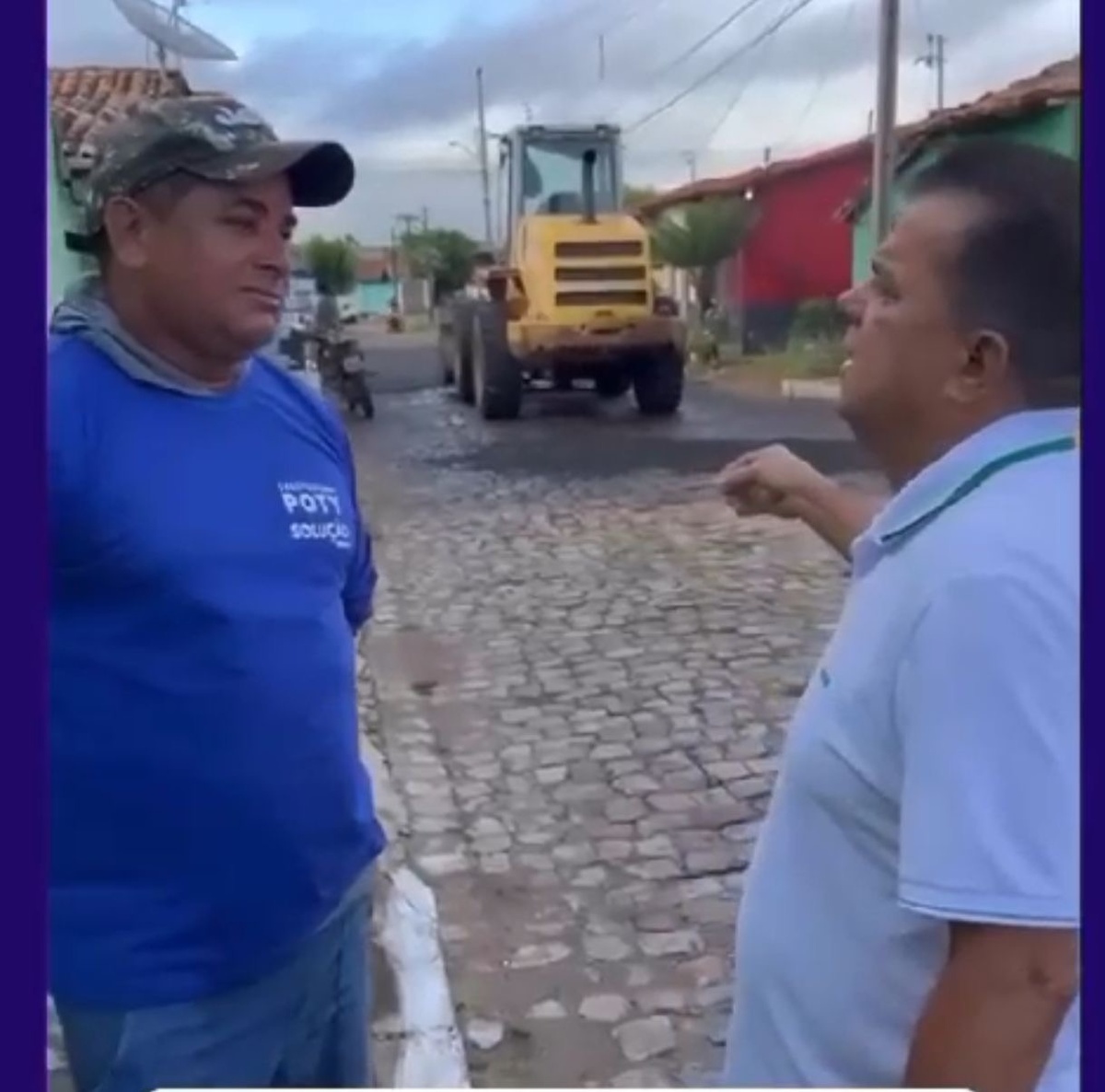 O prefeito avisando ao operário que vai parar as máquinas na rua