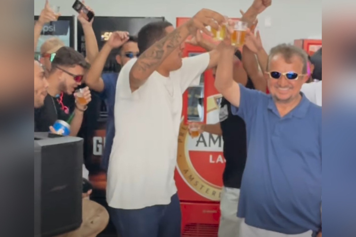 O prefeito Félix, todo garboso, comemorando algum fato