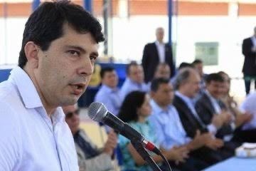 O sucesso do professor Amaral incomoda os adversários invejosos.