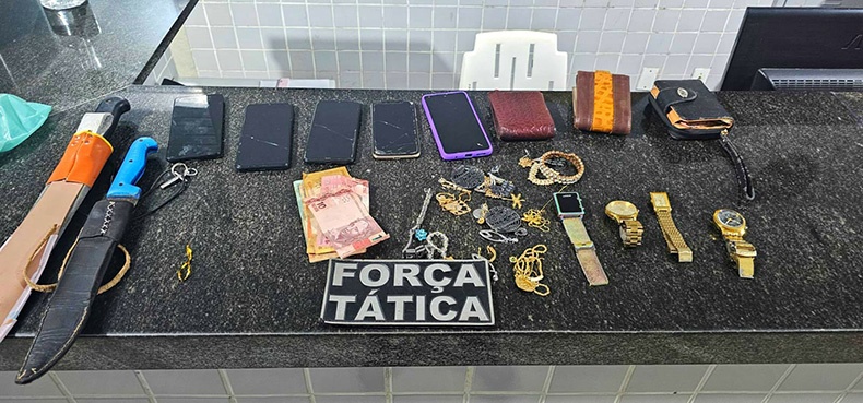 Objetos roubados e apreendidos com a dupla de assaltantes