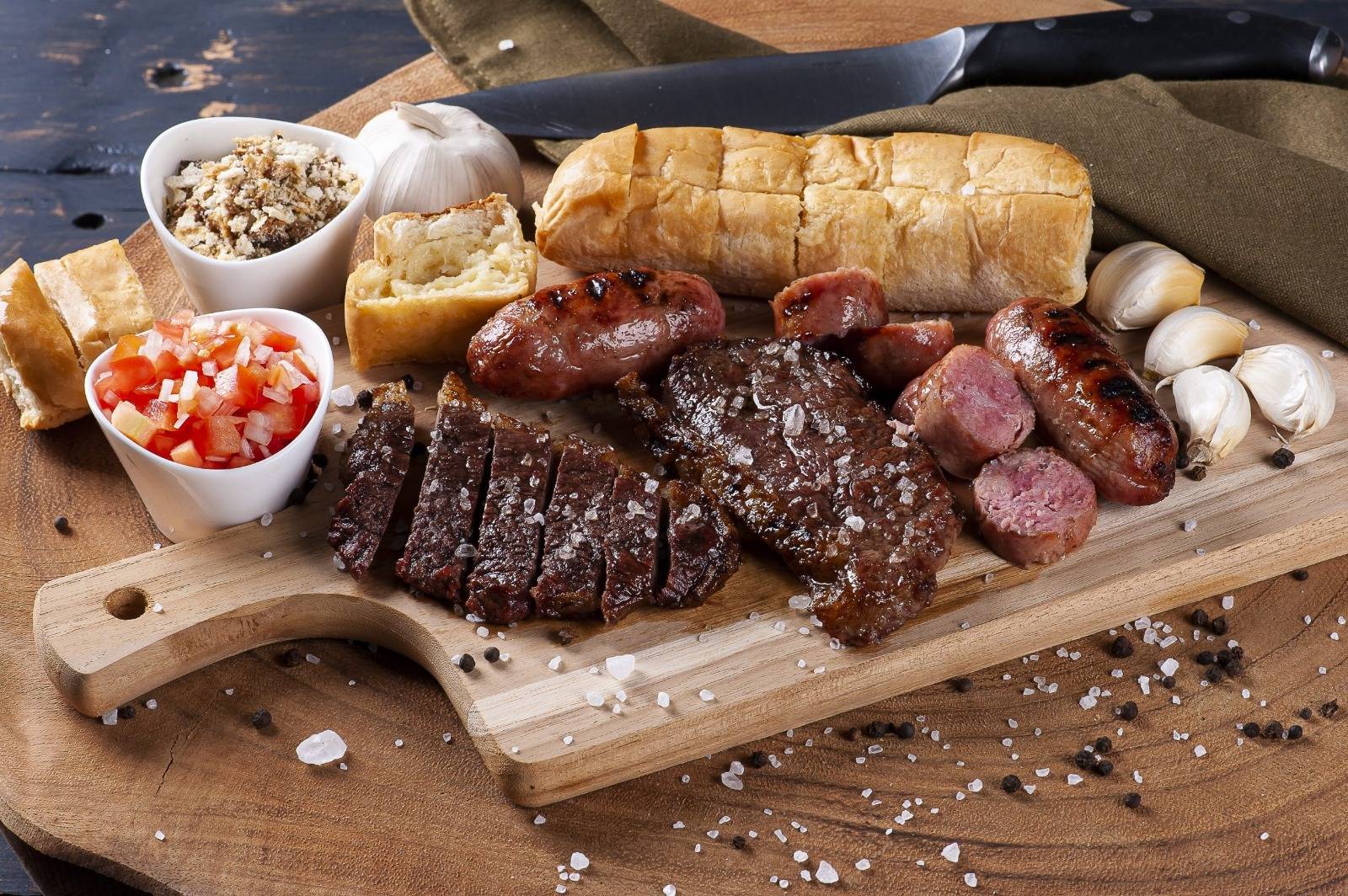 Família brasileira reunida em torno de um churrasco