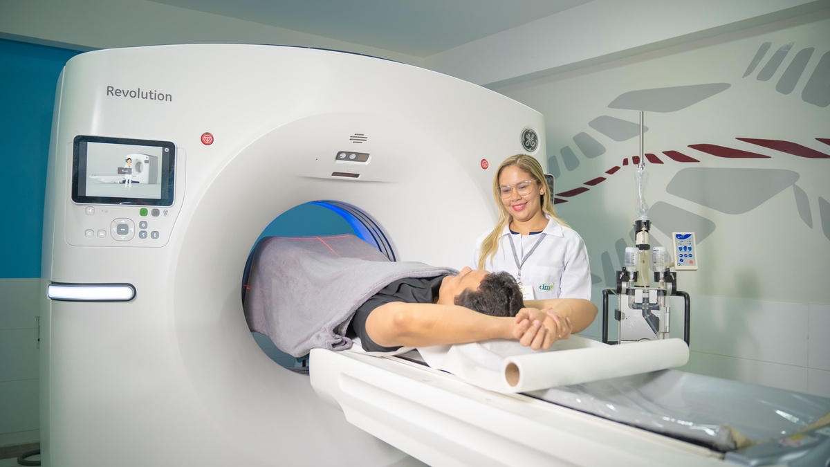 Paciente realizando exame em novo equipamento da Clínica DMI
