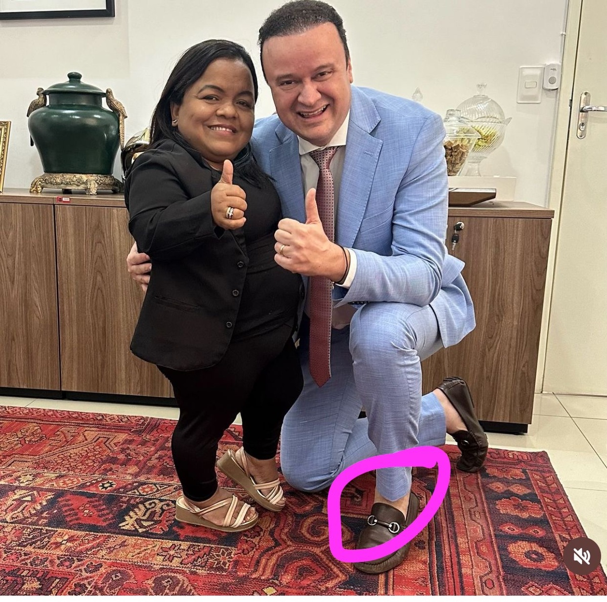 Paletó, gravata, calça social, sapatilha (?) sem meia…o vice está nu. Ou melhor, um especialista diria que Paulo Márcio não está vestido