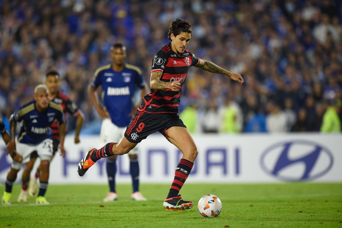 Pedro marca de pênalti.