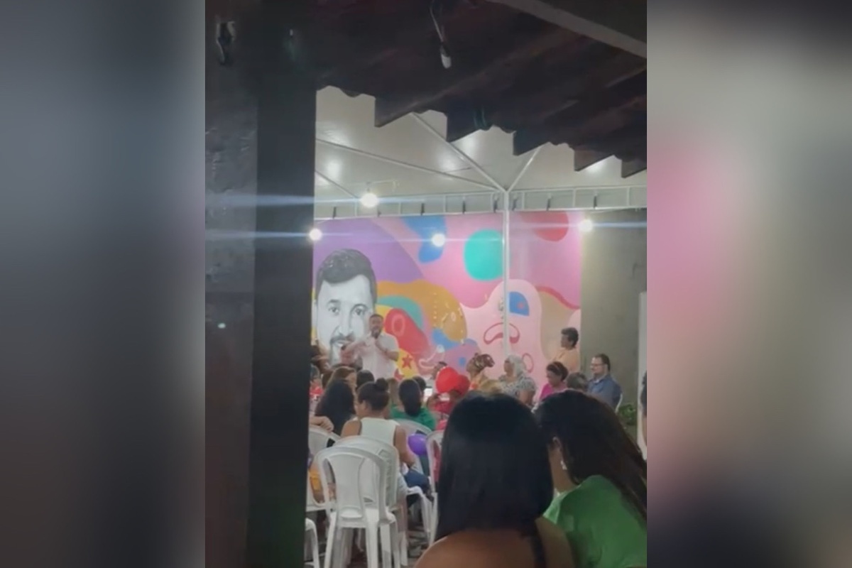 Pelo cenário, o recinto é pequeno e ainda há cadeiras vazias. Fábio se diz orgulhoso do apoio de Wellington Dias