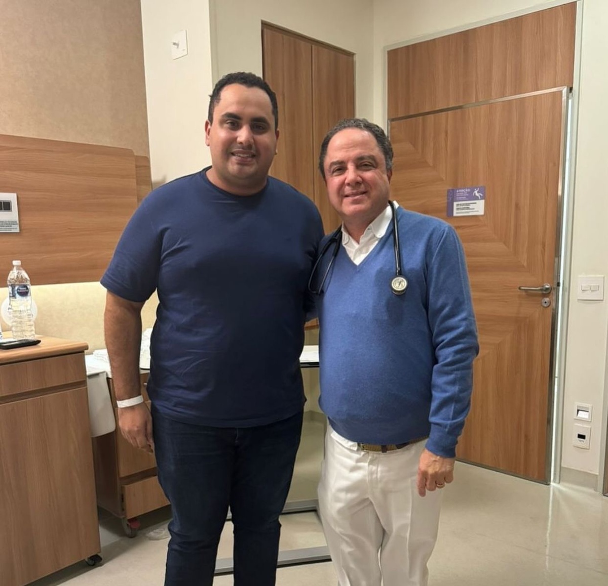 Por trás desse sorriso, a séria preocupação coma saúde. Aí Georgiano Neto com o médico Roberto Kalil, do Sírio Libanês. Receita: evitar comer panelada e perder peso