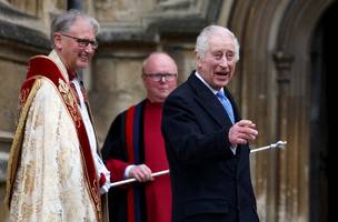 Rei Charles III chega na missa de Páscoa em Windsor, na Inglaterra (Foto: HOLLIE ADAMS / POOL / AFP)