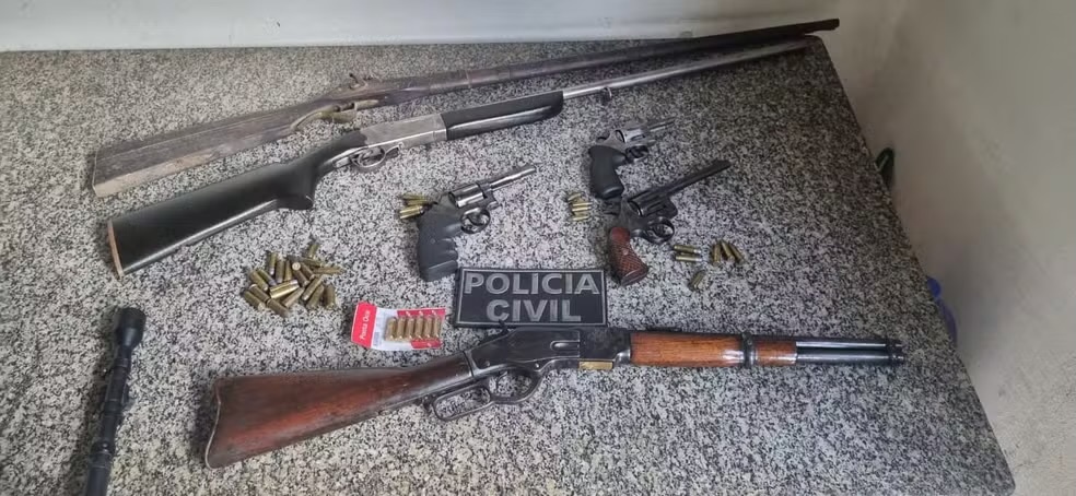 Seis armas forma apreendidas durante a prisão do ex-policial