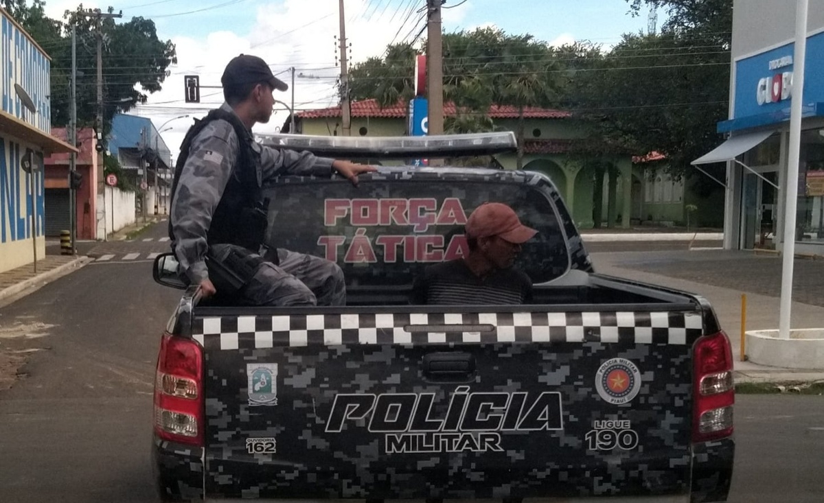 Suspeito foi detido enquanto tentava fugir em uma motocicleta