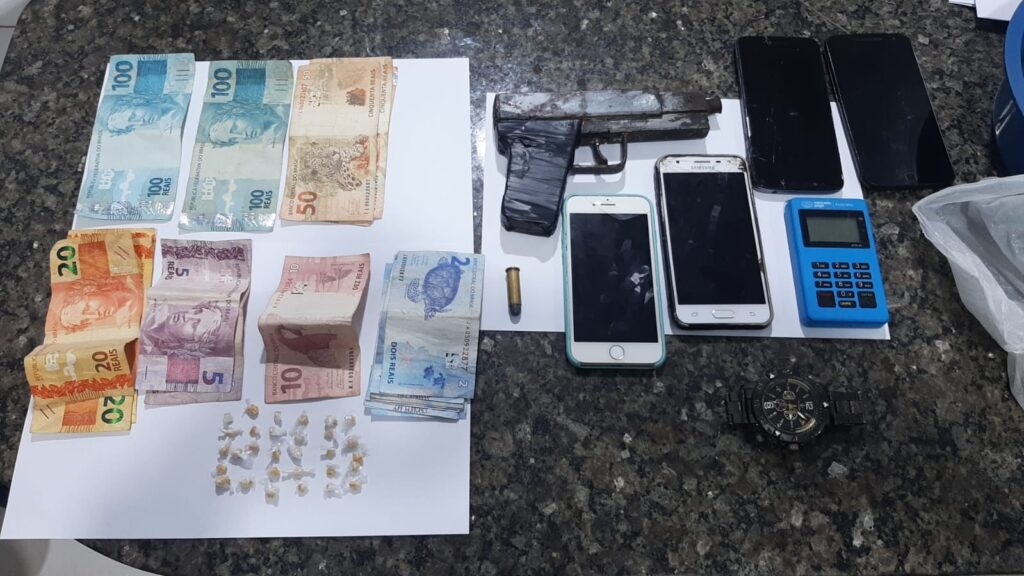 Trio é preso com drogas, arma de fogo, dinheiro e motocicleta roubada